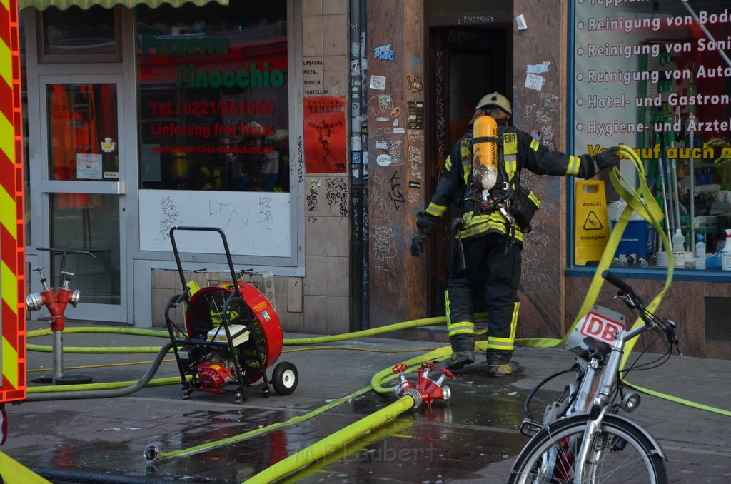 Feuer 2 Koeln Neustadt Sued Aachenerstr P68.JPG - Miklos Laubert